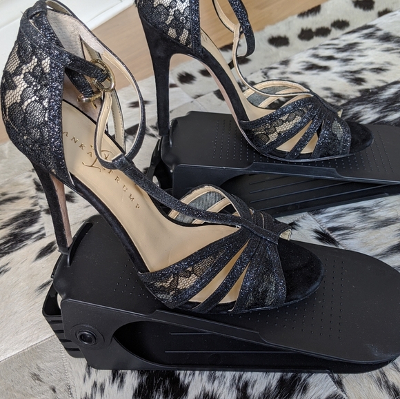 Lace T-strap pump - Picture 2 of 9